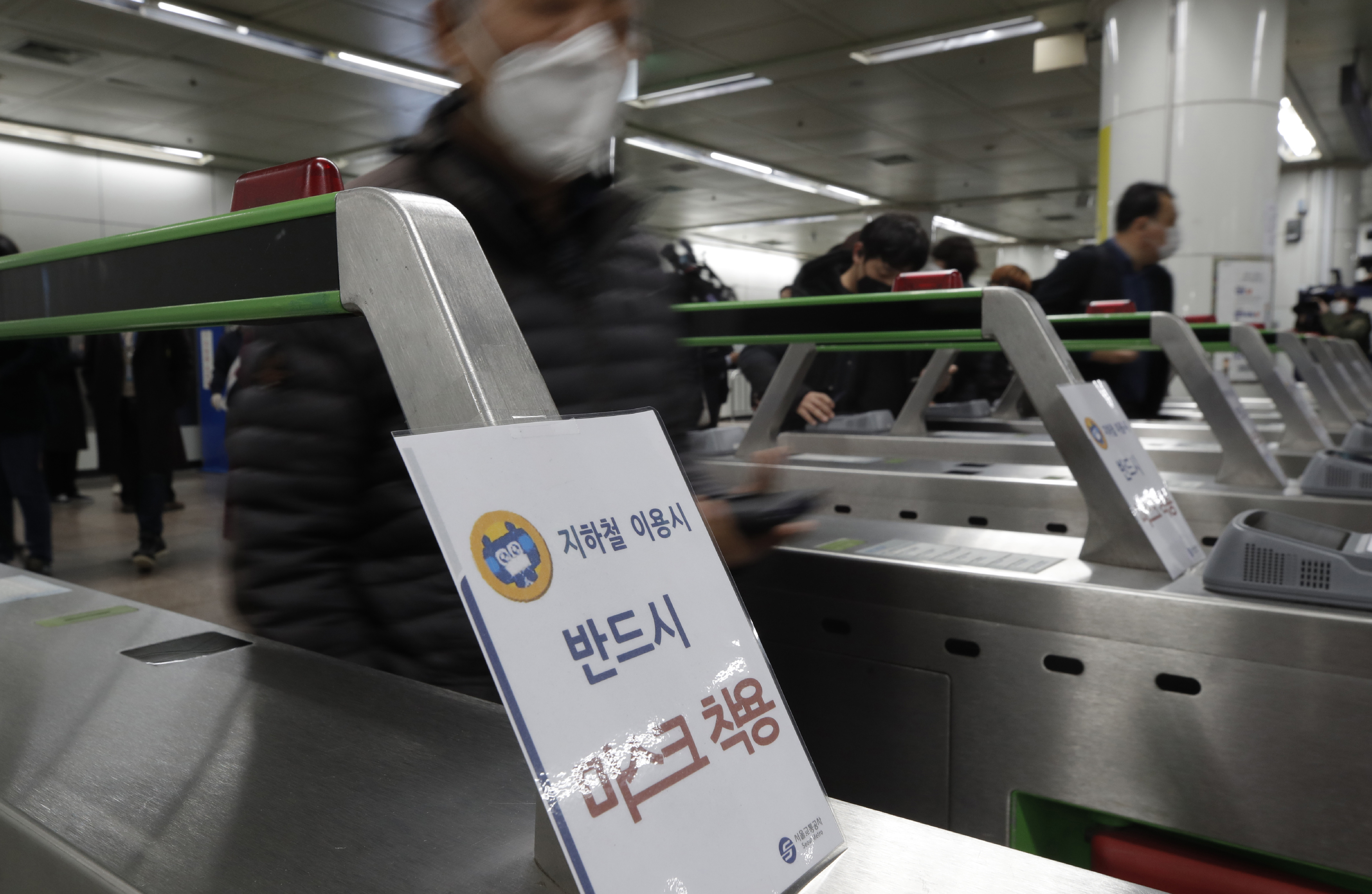 ▲▼首爾地鐵票閘門放置宣導標語，強制義務配戴口罩。（圖／達志影像／美聯社）