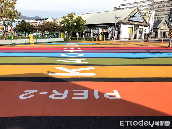 ▲高雄駁二彩虹地景   。（圖／高雄市府文化局提供）