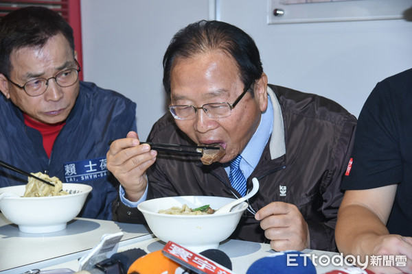 ▲國民黨立委林德福力挺皇家傳承牛肉麵。（圖／記者林敬旻攝）