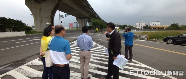 ▲屏東縣政府警察局長李文章率同交通隊、屏東警分局人員勘察萬丹易肇事車禍點，研議改善方法             。（圖／記者陳崑福翻攝）