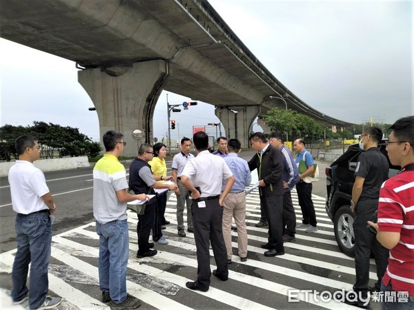 ▲屏東縣政府警察局長李文章率同交通隊、屏東警分局人員勘察萬丹易肇事車禍點，研議改善方法             。（圖／記者陳崑福翻攝）