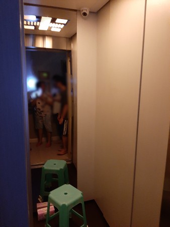 ▲婦人因停電被困在電梯中       。（圖／記者洪靖宜翻攝）
