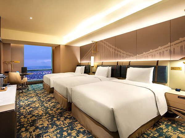 ▲「台北新板希爾頓酒店」加20元升等三人房。（圖／易遊網提供）