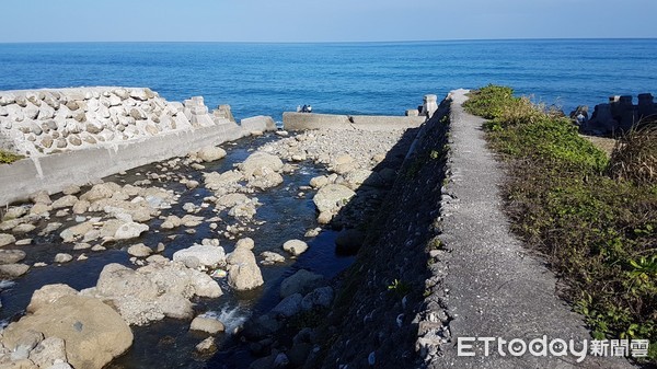 ▲固床工改變棲地結構、溪流阻斷水路及洄游生物無法順水流上溯。（圖／花蓮縣政府提供，下同）