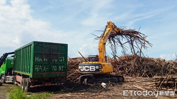 ▲台南市政府農業局、環保局加強清除養殖保麗龍浮具蚵棚清除，並試辦供改良式浮具測試中。（圖／記者林悅翻攝，下同）