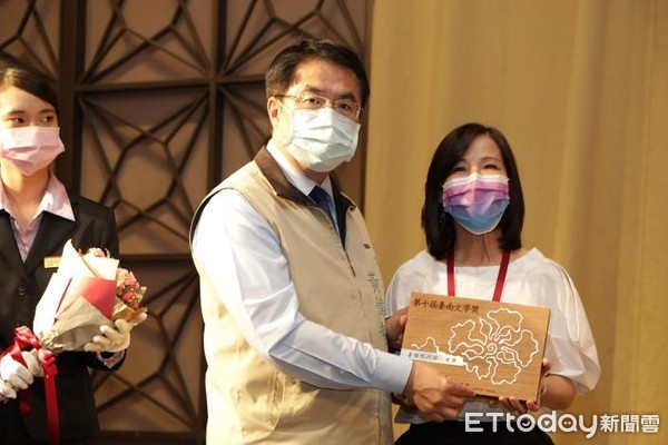 ▲台南市長黃偉哲親自出席台南文學獎頒獎典禮，頒發各類組的第1名給得獎者。（圖／記者林悅翻攝，下同）