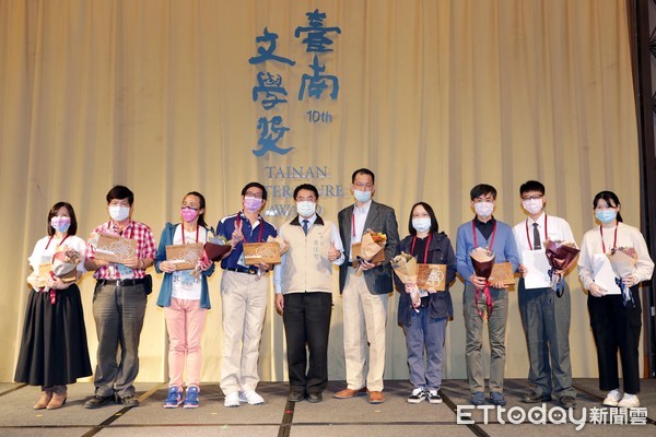 ▲台南市長黃偉哲親自出席台南文學獎頒獎典禮，頒發各類組的第1名給得獎者。（圖／記者林悅翻攝，下同）