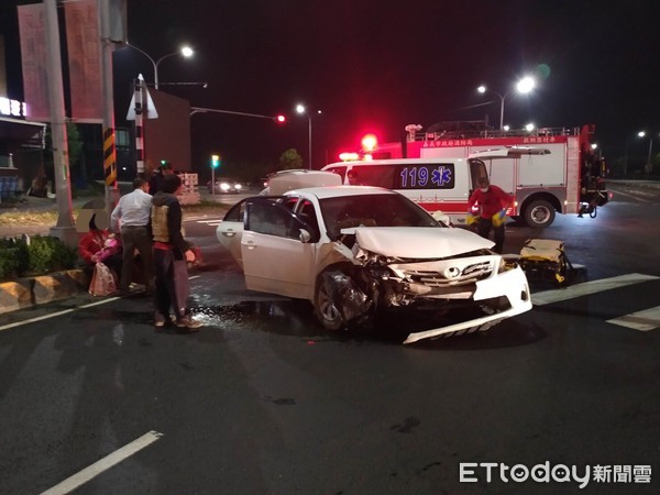 ▲▼快訊／嘉義深夜車禍7人送醫！計程車撞爛...孕婦、6月嬰上救護車。（圖／記者翁伊森翻攝）