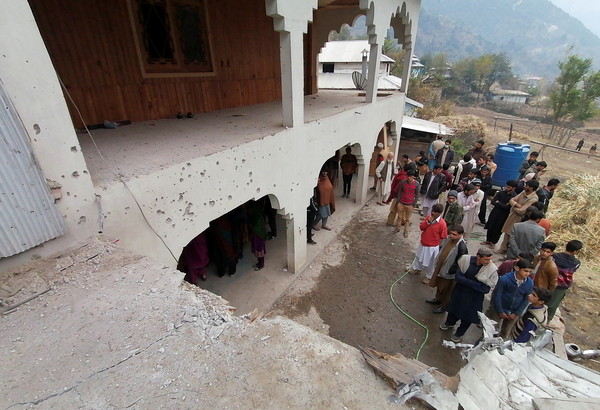 ▲▼印巴邊境喀什米爾居民的房屋遭到轟炸。（圖／路透）