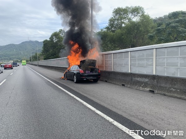 快訊 國道一號148k火燒車 Bmw車體猛竄火光瞬間燒成廢鐵 Ettoday社會新聞 Ettoday新聞雲