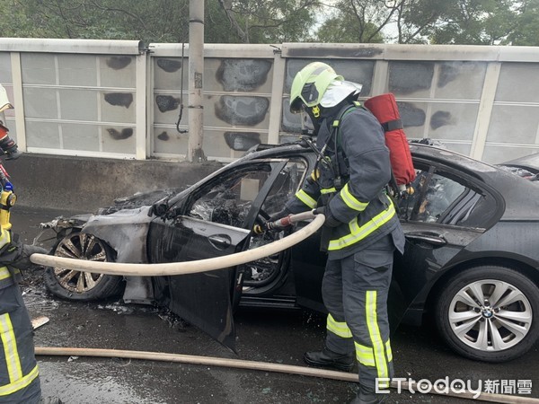 ▲快訊／國道一號148K火燒車！BMW車體猛竄火光　瞬間燒成廢鐵。（圖／記者黃孟珍翻攝）