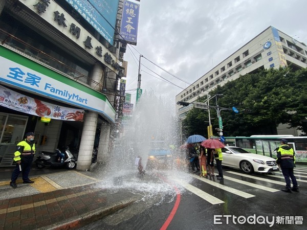 ▲▼消防栓被迴轉的大貨車撞斷後噴出約4米高水柱。（圖／記者陳豐德翻攝）