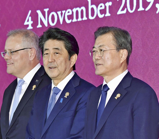 ▲▼時任日本首相安倍晉三與南韓總統文在寅出席2019年11月4日於泰國曼谷舉辦的《區域全面經濟夥伴關係協定》（RCEP）高峰會。（圖／達志影像／美聯社）