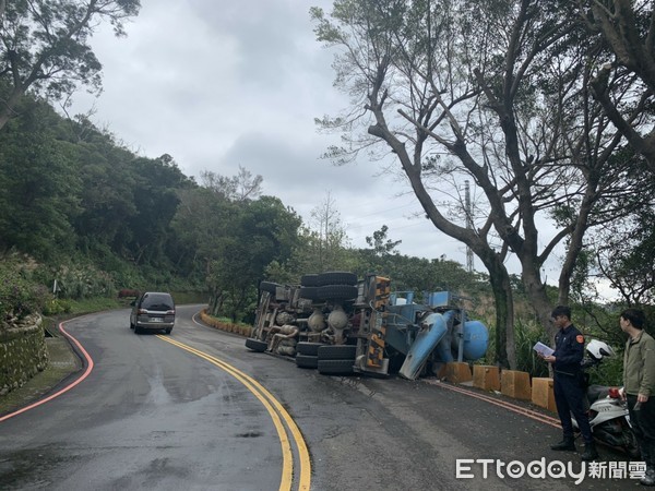 ▲▼水泥預拌車在泰山山路上疑似機械故障自撞翻覆。（圖／記者陳豐德翻攝）