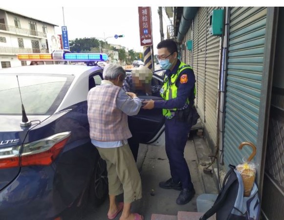 ▲暖警護送老翁回家。（圖／翻攝嘉義縣警察局官網）