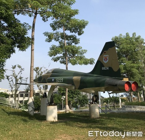 ▲台南市水交社文化園區，停有一架已退休的F-5E戰機可供民眾一睹風采。（圖／記者林悅翻攝）