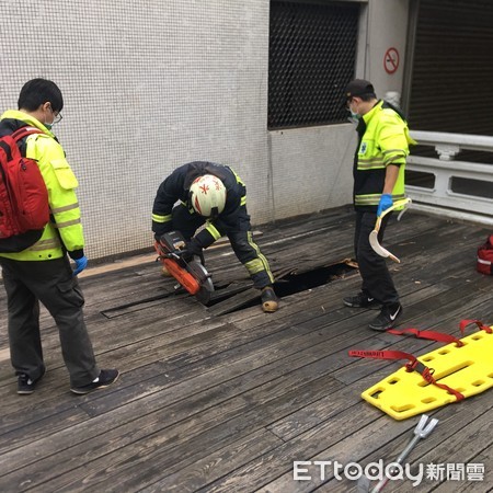 ▲▼淡江大學學生從大樓墜下摔進一樓的木棧道內受困。（圖／記者陳豐德翻攝）