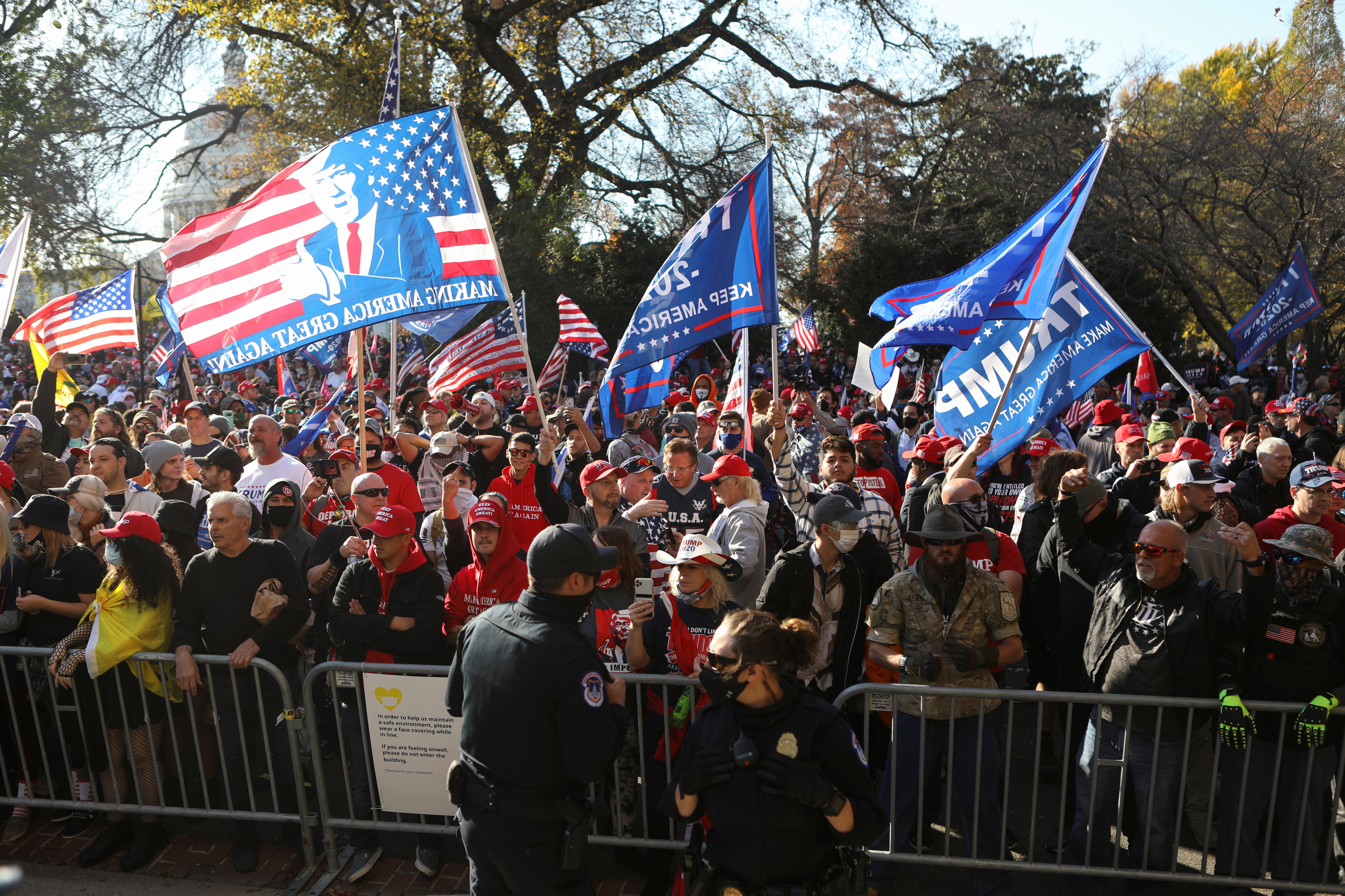 ▲▼數萬名川普支持者聚集在華府白宮外，聲援總統川普。（圖／路透社）