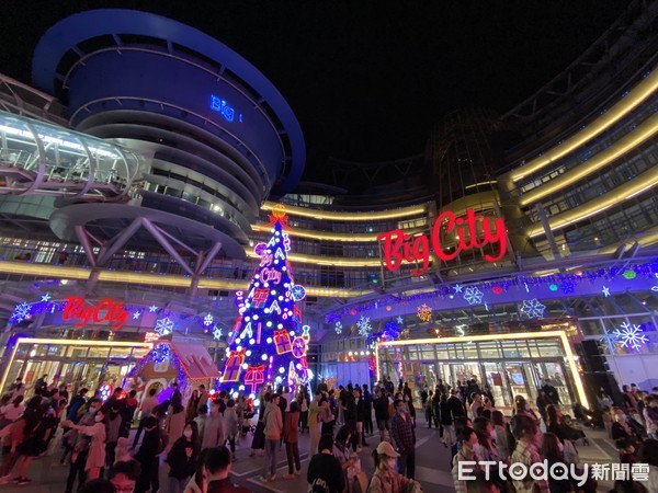 ▲聖誕樹點燈搶先看　千人擠巨城廣場搶拍。（圖／遠東巨城提供）