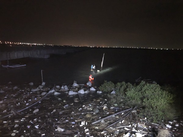 ▲嘉義民眾不諳海象夜間垂釣　海水急漲受困消波塊。（圖／讀者提供）