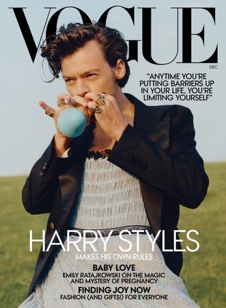 ▲▼哈利（Harry Styles）成為史上首位登上美版《VOGUE》雜誌封面的男性。（圖／翻攝自推特）