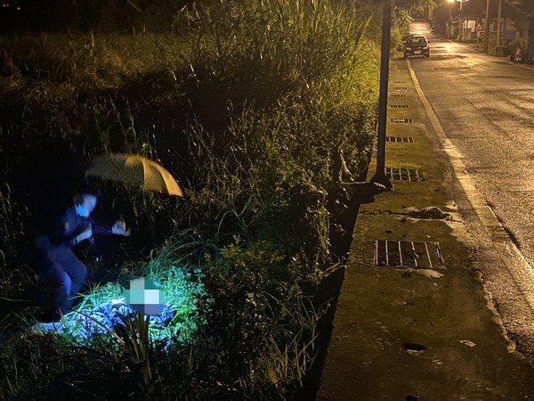 ▲▼林姓員警下班路過一處草叢時，見燈光不停閃爍，上前查看發現是一名摔車的男子。（圖／翻攝臉書花蓮縣警察局新城分局）