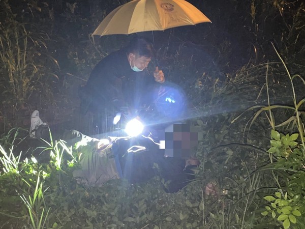 ▲▼林姓員警下班路過一處草叢時，見燈光不停閃爍，上前查看發現是一名摔車的男子。（圖／翻攝臉書花蓮縣警察局新城分局）