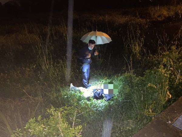 ▲▼林姓員警下班路過一處草叢時，見燈光不停閃爍，上前查看發現是一名摔車的男子。（圖／翻攝臉書花蓮縣警察局新城分局）