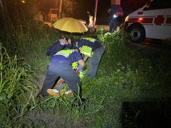 ▲▼林姓員警下班路過一處草叢時，見燈光不停閃爍，上前查看發現是一名摔車的男子。（圖／翻攝臉書花蓮縣警察局新城分局）
