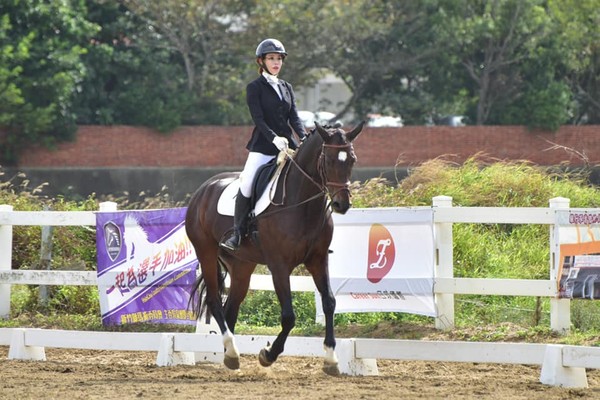 ▲▼斯容在新竹縣109年縣長盃馬術錦標賽中獲得馬場馬術Preliminary級冠軍。（圖／斯容提供）