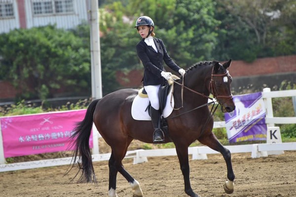 ▲▼斯容在新竹縣109年縣長盃馬術錦標賽中獲得馬場馬術Preliminary級冠軍。（圖／斯容提供）