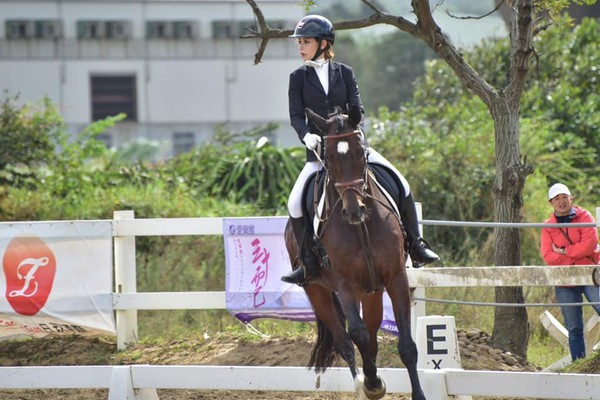 ▲▼斯容在新竹縣109年縣長盃馬術錦標賽中獲得馬場馬術Preliminary級冠軍。（圖／斯容提供）