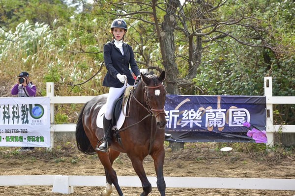 ▲▼斯容在新竹縣109年縣長盃馬術錦標賽中獲得馬場馬術Preliminary級冠軍。（圖／斯容提供）