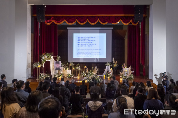 ▲為懷念日前馬國鍾姓女大生，由其同學好友主辦，長榮大學校方全力支持舉辦「玲追思會」，台南市長黃偉哲親自出席悼念追思。（圖／記者林悅翻攝，下同）