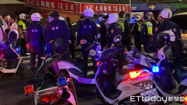 ▲▼新莊凌晨爆發多人街頭大亂鬥，近10名黑衣人聚集在台北醫院。（圖／記者游宗樺攝）
