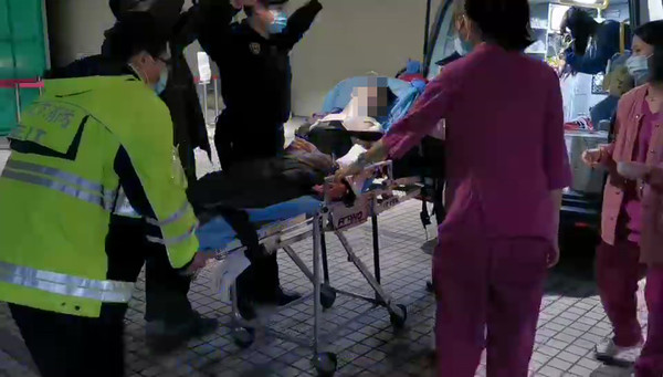 ▲新莊凌晨爆發多人街頭大亂鬥，近10名黑衣人聚集在台北醫院，19歲機車騎士手臂遭砍傷，警方已帶回砍人的24歲轎車駕駛，並在其車上搜出刀械。（圖／記者游宗樺翻攝）