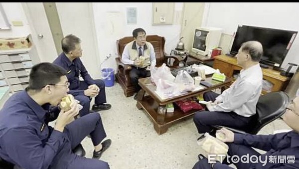 ▲台南市長黃偉哲一早就前往五分局和緯所與員警進行「早餐會」，為受委曲的員警加油打氣。（圖／記者林悅翻攝，下同）