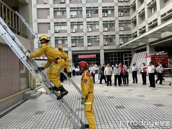 ▲台南市消防之友會，捐贈美式消防梯21具，由市長黃偉哲代表接受並頒贈感謝狀，感謝善行義舉。（圖／記者林悅翻攝，下同）