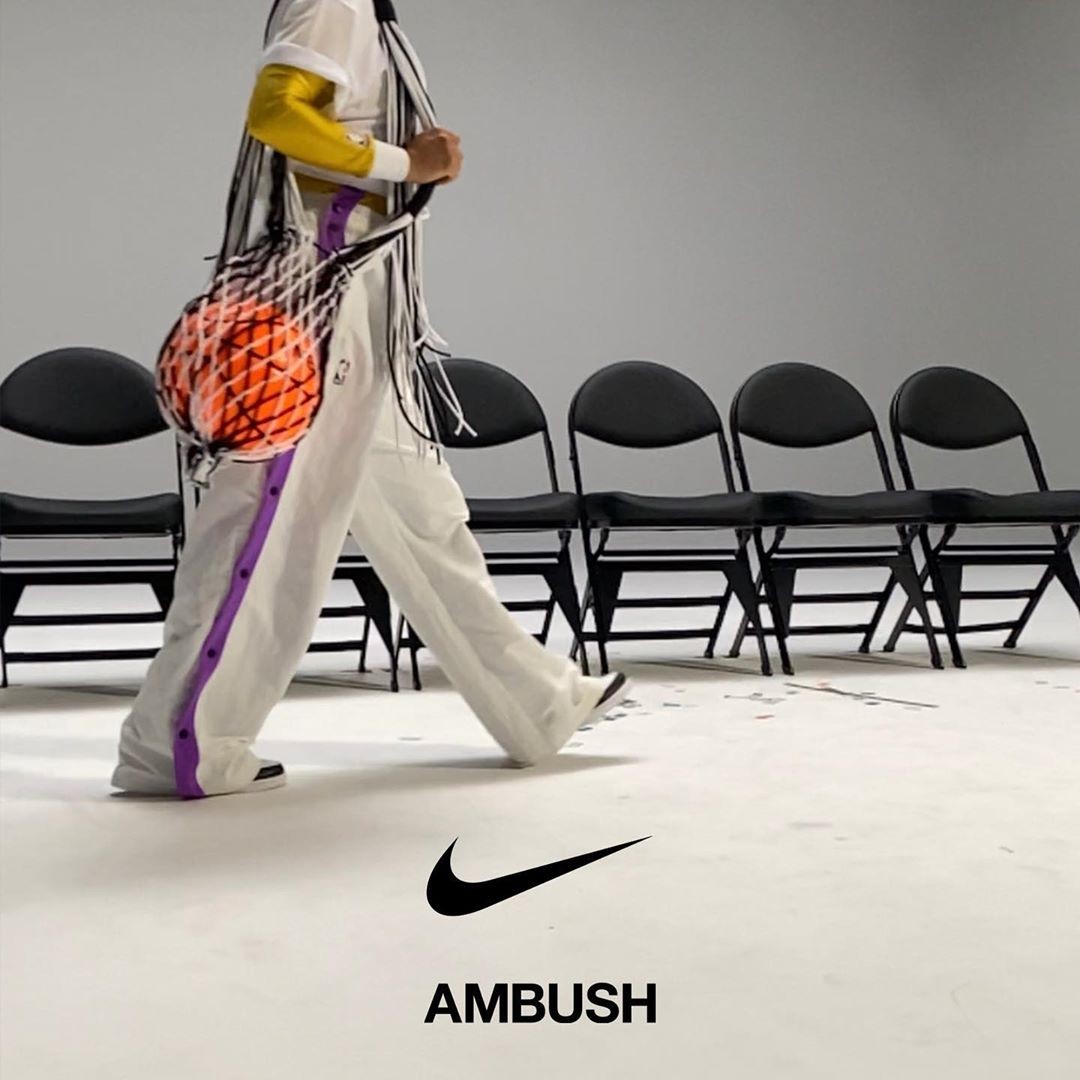 ▲不會打籃球也想要！Nike＋NBA+AMBUSH三方聯名　螢光粉配色超級燒            。（圖／翻攝IG）