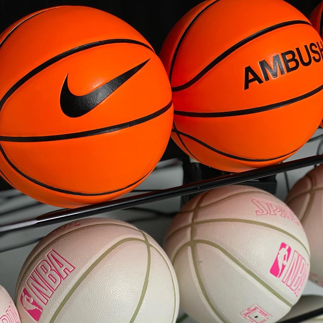 ▲不會打籃球也想要！Nike＋NBA+AMBUSH三方聯名　螢光粉配色超級燒            。（圖／翻攝IG）