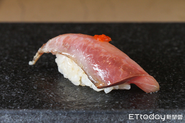 ▲每人平均可以吃到3隻　壽司芳推出季節限定大閘蟹菜單。（圖／記者黃士原攝）