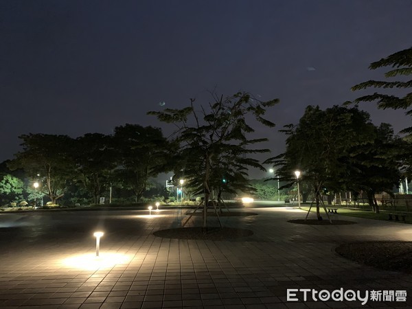 ▲台南山上花園水道博物館，配合市長黃偉哲點亮偏鄉計畫，11月16日起在閉園後，由晚間5時45分到9時亮門口廣場照明，方便附近民眾休憩。（圖／記者林悅翻攝，下同）