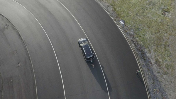 「純人力」推車走1.6公里　芬蘭工程師用13分26秒打破金氏世界紀錄（圖／翻攝自Motor 1）
