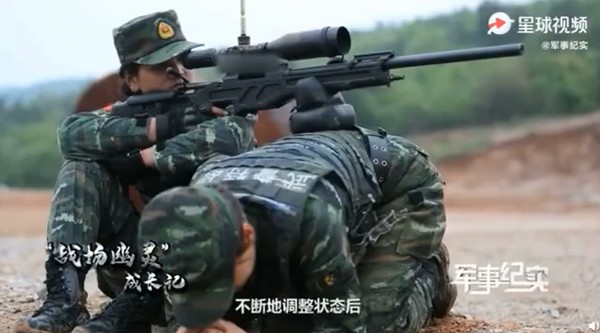 ▲▼解放軍特戰女兵狙擊手定力訓練，蚯蚓放滿全身。（圖／翻攝自央視微博，下同）