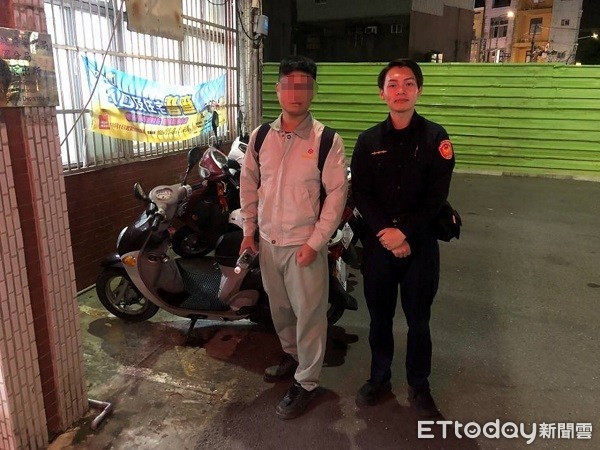 ▲熊男對員警自掏腰包買油解圍深表感謝。（圖／大園警分局提供）