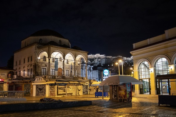 ▲▼希臘的蒙納斯提拉奇廣場（Monastiraki square）幾近空無一人，只有一名無家可歸的遊民無法遵守政府的宵禁政策，獨自一人躺在地上。（圖／路透）