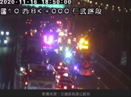 ▲▼國道10號驚傳車禍。（圖／翻攝高速公路局）