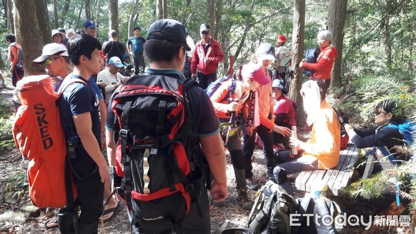 ▲1名潘姓女登山客，15日中午在攀爬虎山時，不幸遭落石擊中，造成頭部流血不止。（圖／記者黃孟珍翻攝）