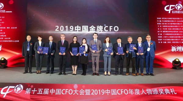▲工業富聯財務總監郭俊宏(左四))榮獲中國金牌CFO。（圖／FII提供）