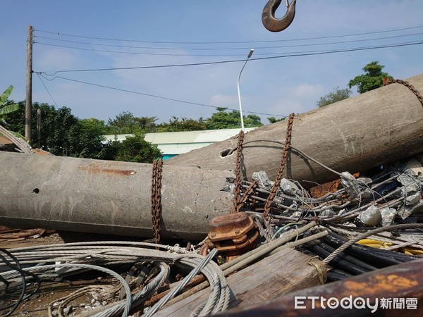 ▲台南市佳里區凌晨發生一起自小客車自撞電桿車禍，駕駛人肇事後棄車逃逸，經佳里分局策動晚投案。（圖／記者林悅翻攝，下同）